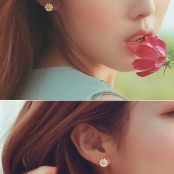 925 Sterling Silver Tiny Daisy Flower Earrings - Picture 2 of 5